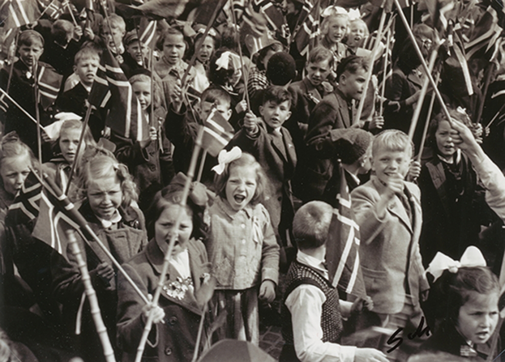 Barnetoget_i_Trondheim_17_Mai_1945_(3807222011)